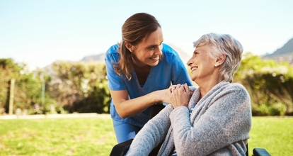 Opieka nad seniorem. Dlaczego warto zatrudnić opiekunkę dla osoby starszej?