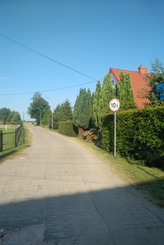 Skręt w prawo w miejscowości Kopań - droga z szeregowymi domkami wczasowymi