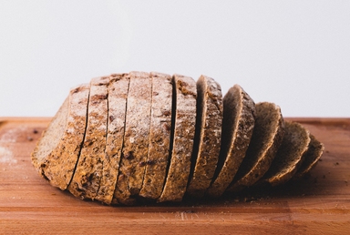 Poradnik zakupowy: Jak wybrać odpowiednią krajalnicę do chleba dla swojej kuchni?