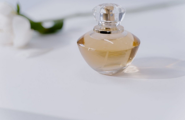 Jak bezpiecznie zamawiać próbki perfum? Poradnik kupującego 